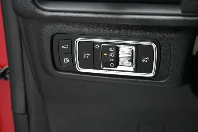 Used 2023 Red Lincoln Grand Touring image 11