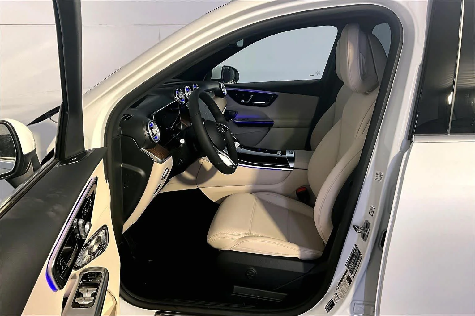 New 2026 MANUFAKTUR Moonlight White Metallic Mercedes-Benz GLC 300 image 13