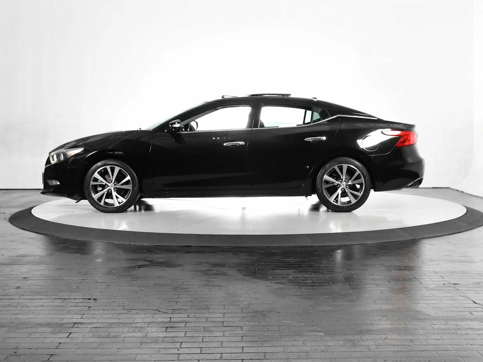 Used 2016 Super Black Nissan 3.5 Platinum image 2