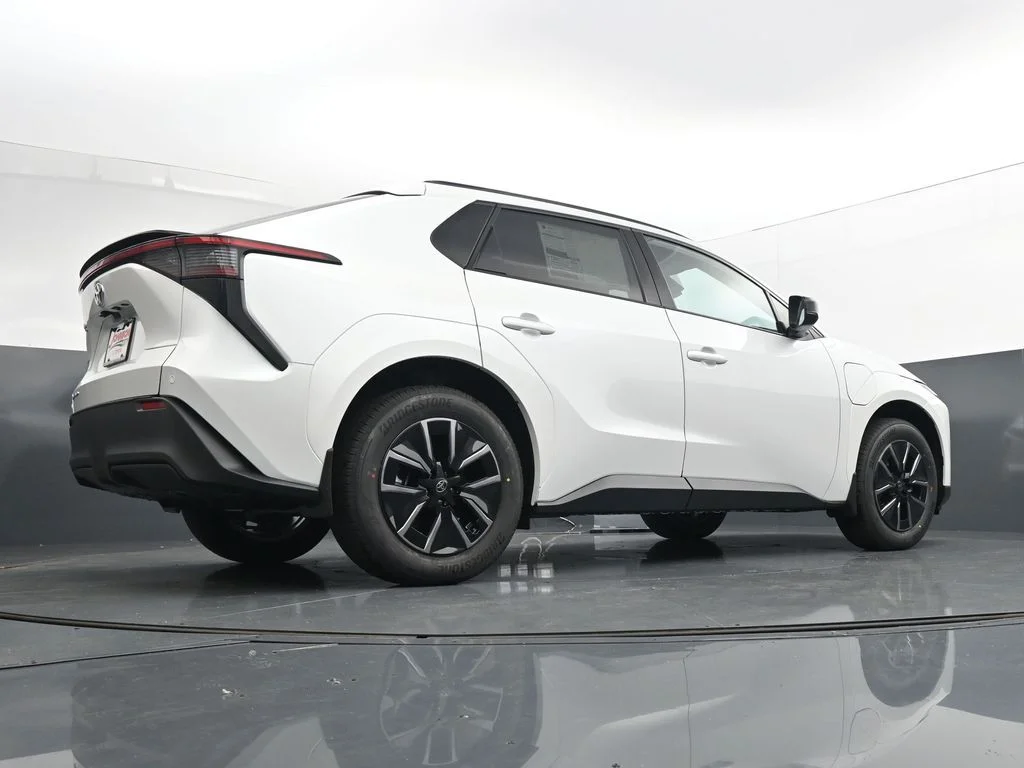New 2026 Wind Chill Pearl <sup>1</sup> Toyota  XLE image 34