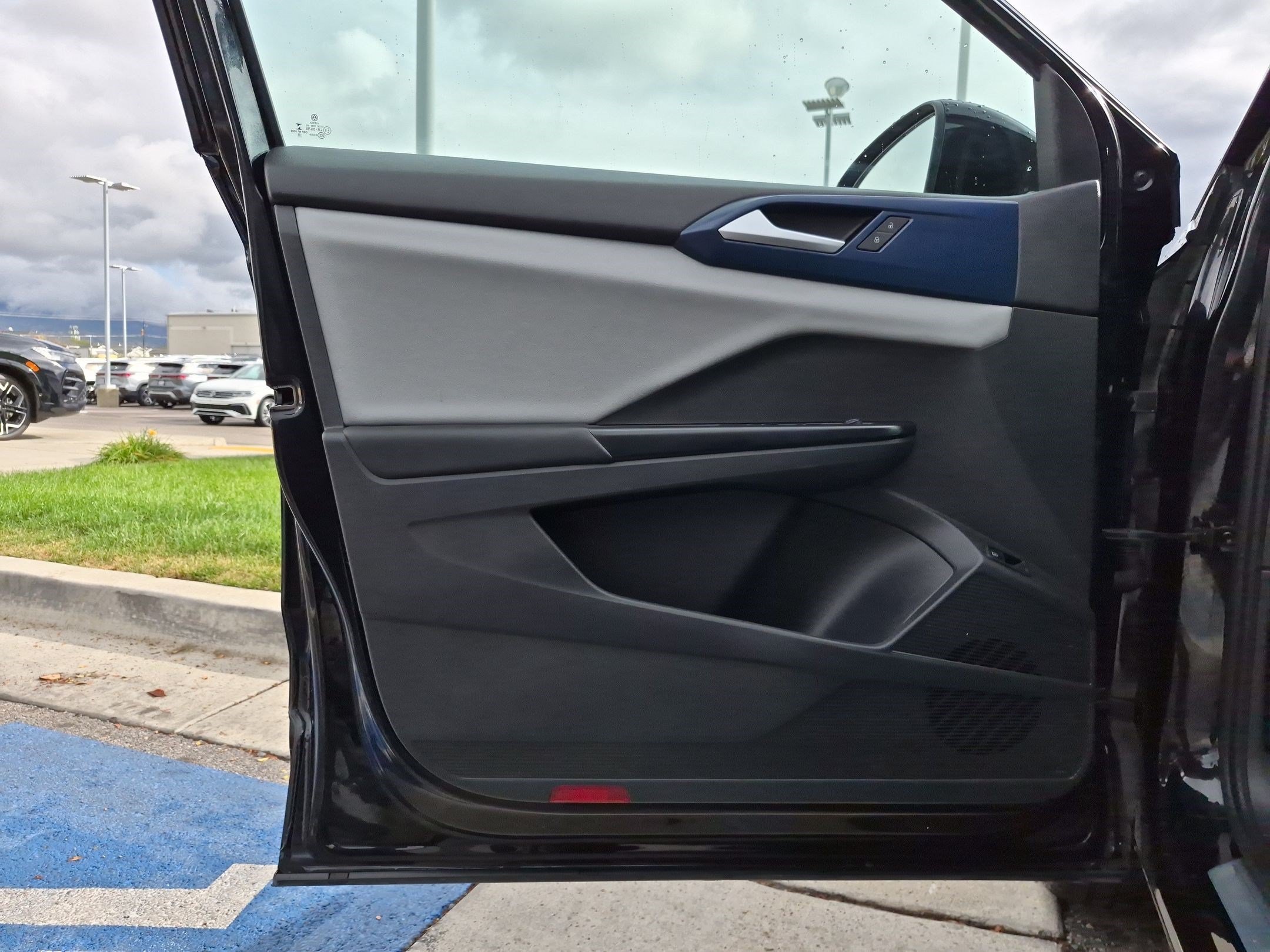 Used 2022 Deep Black Volkswagen SE image 13