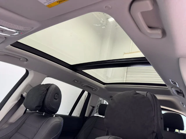 New 2026 MANUFAKTUR Moonlight White Metallic Mercedes-Benz GLS 450 image 5