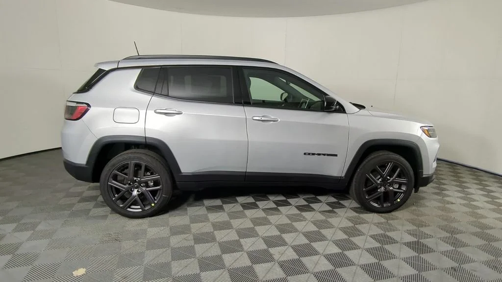 New 2026 Silver Zynith Metallic Clear-Coat Exterior Paint Jeep Latitude Altitude image 4