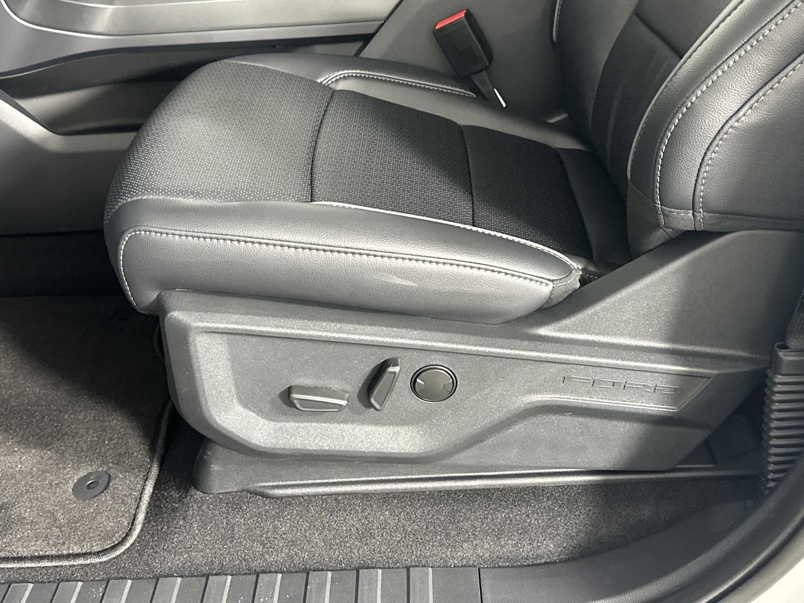 New 2026 Avalanche Gray Ford LARIAT image 9