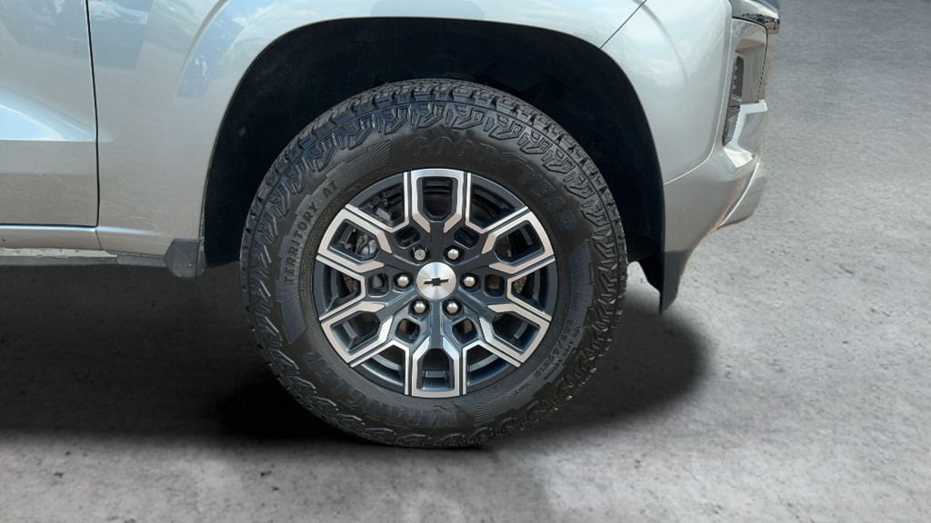 Used 2025 Gray Chevrolet Z71 image 24