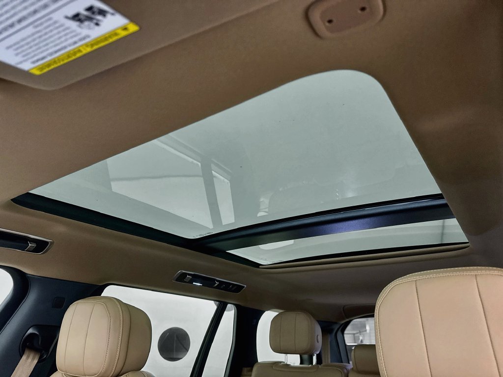 Used 2025 White Land Rover SE image 22