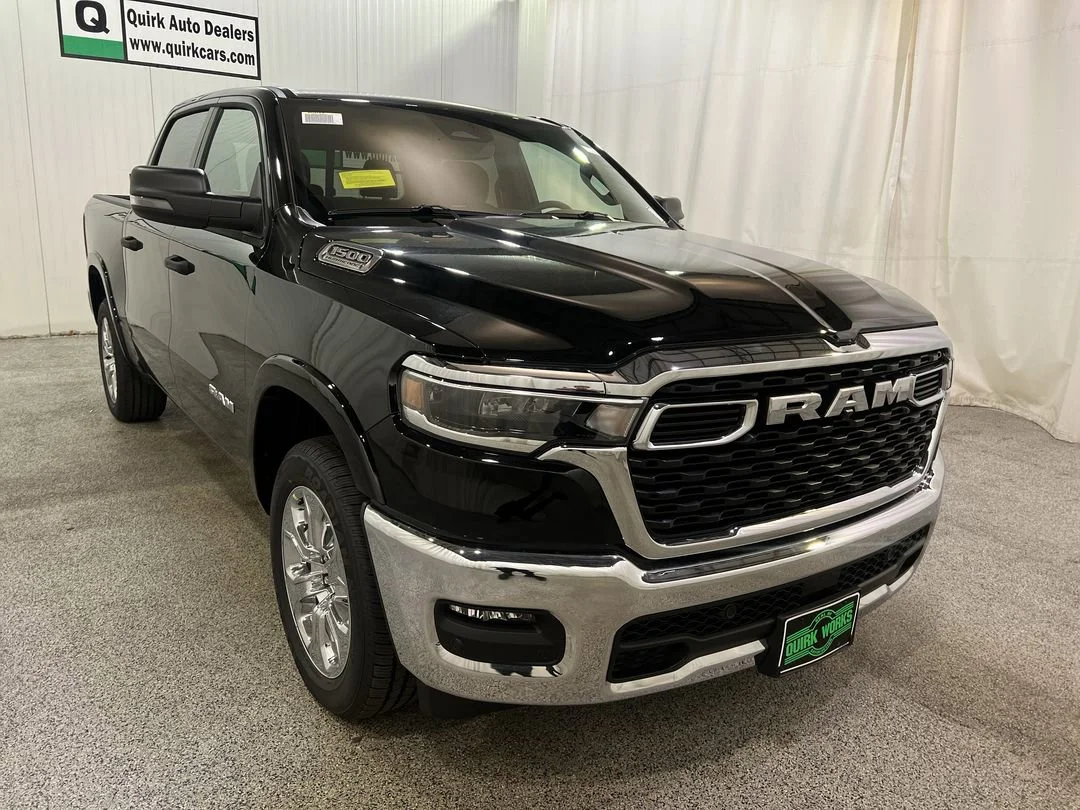 New 2026 Diamond Black Crystal Pearl-Coat Exterior Paint RAM Big Horn image 3