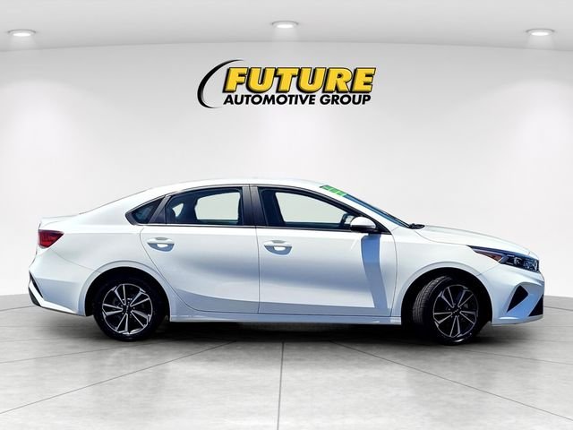 Used 2023 White Kia LXS image 3