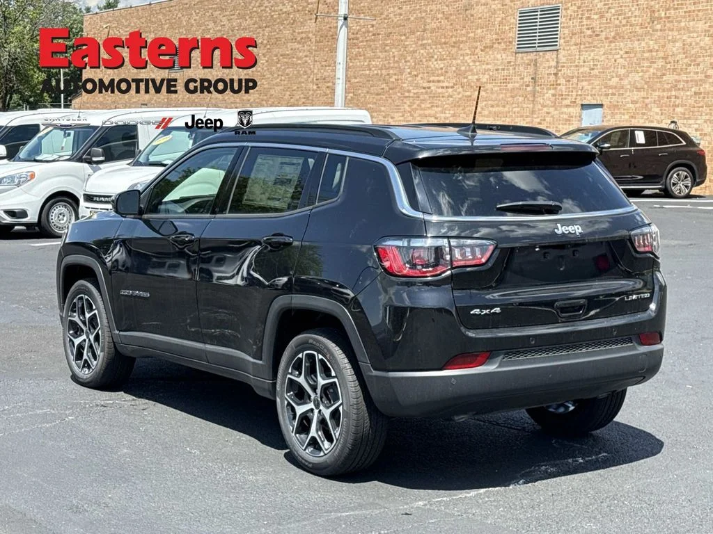 New 2026 Diamond Black Crystal Pearl-Coat Exterior Paint Jeep Limited image 7