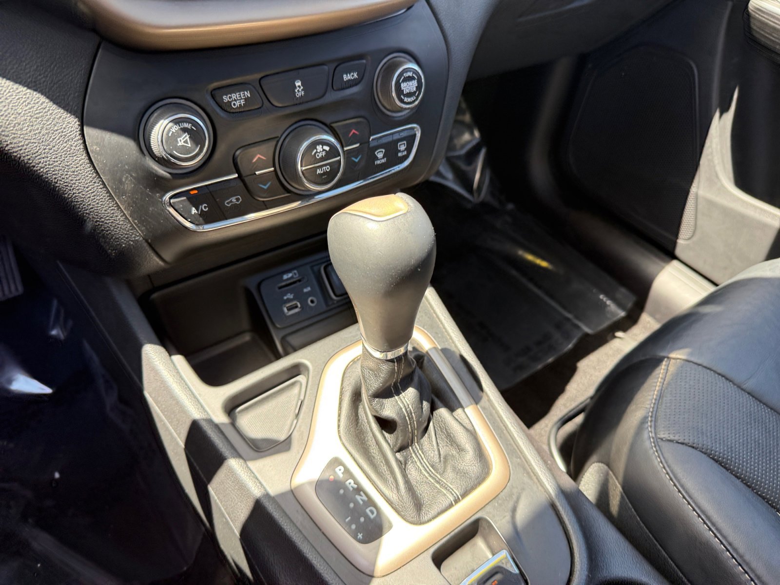 Used 2014 Granite Crystal Metallic Clearcoat Jeep Limited image 13