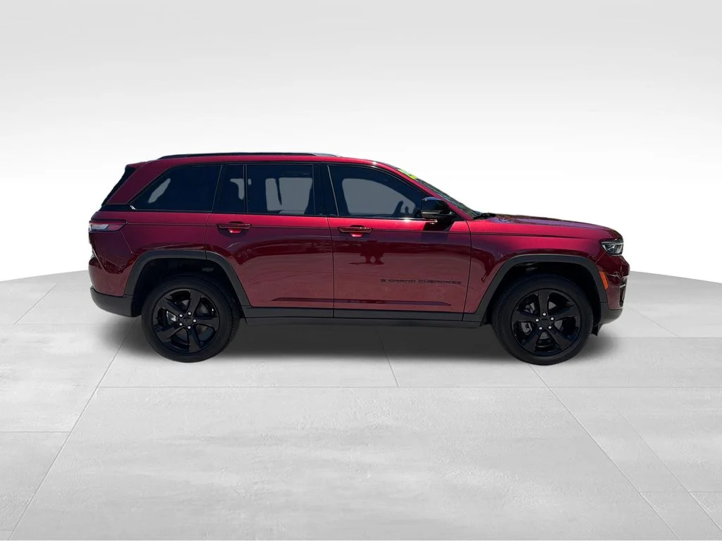 Used 2025 Red Jeep Altitude X image 9