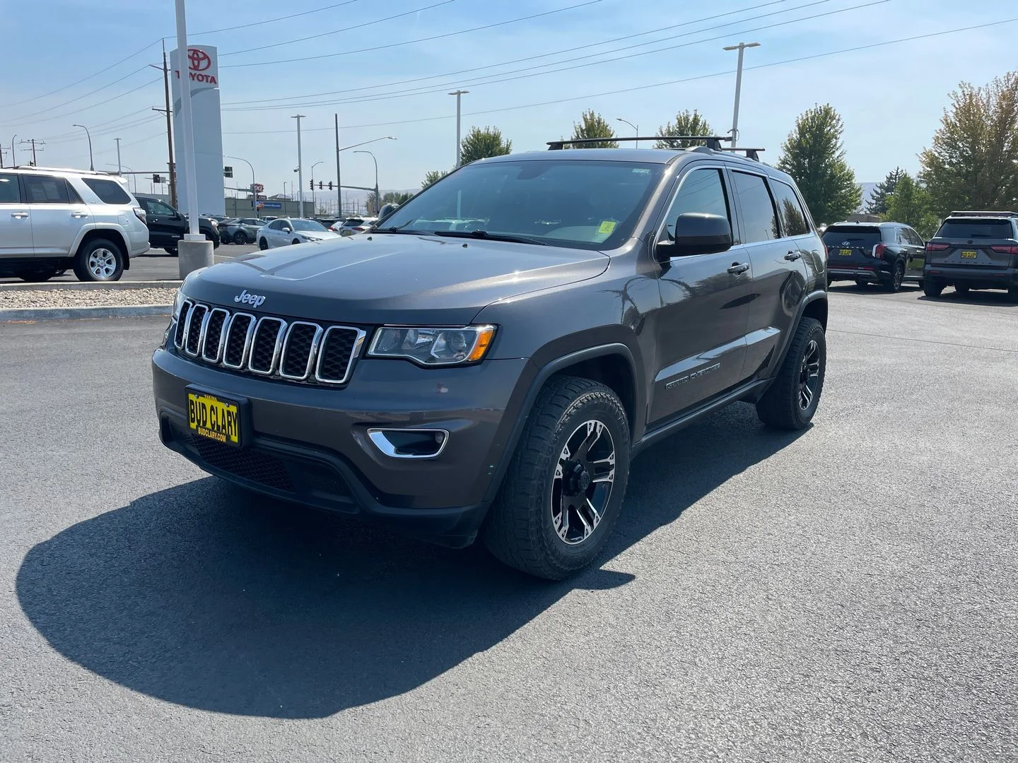 Used 2017 Gray Jeep Laredo image 7