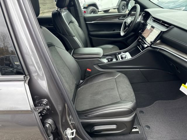 New 2026 Baltic Gray Metallic Clear-Coat Exterior Paint Jeep Altitude image 9