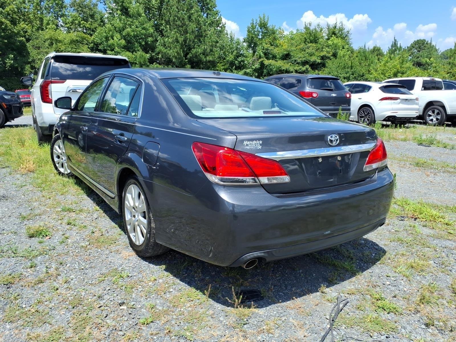 Used 2011 CLASSIC SILVER METALLIC TOYOTA LIMI image 12