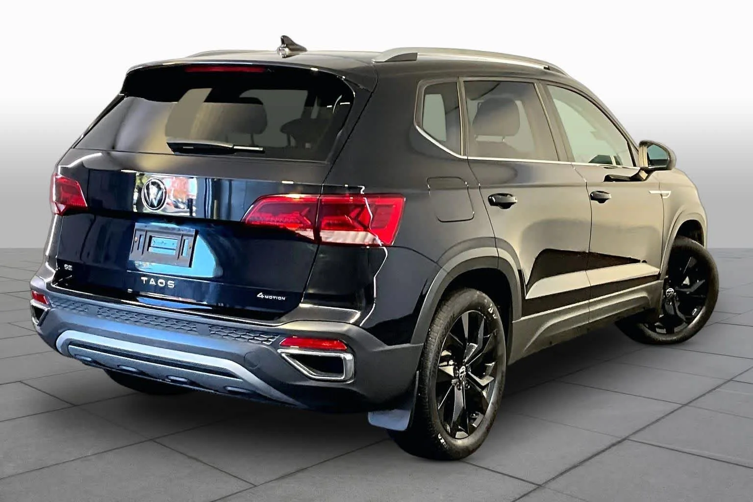Used 2022 Deep Black Pearl Volkswagen SE image 13