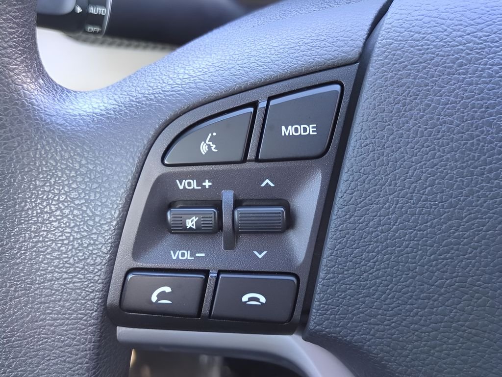 Used 2020 White Hyundai SE image 21