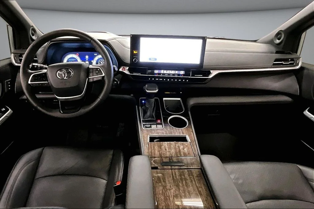 Used 2025 Silver Toyota Platinum image 7