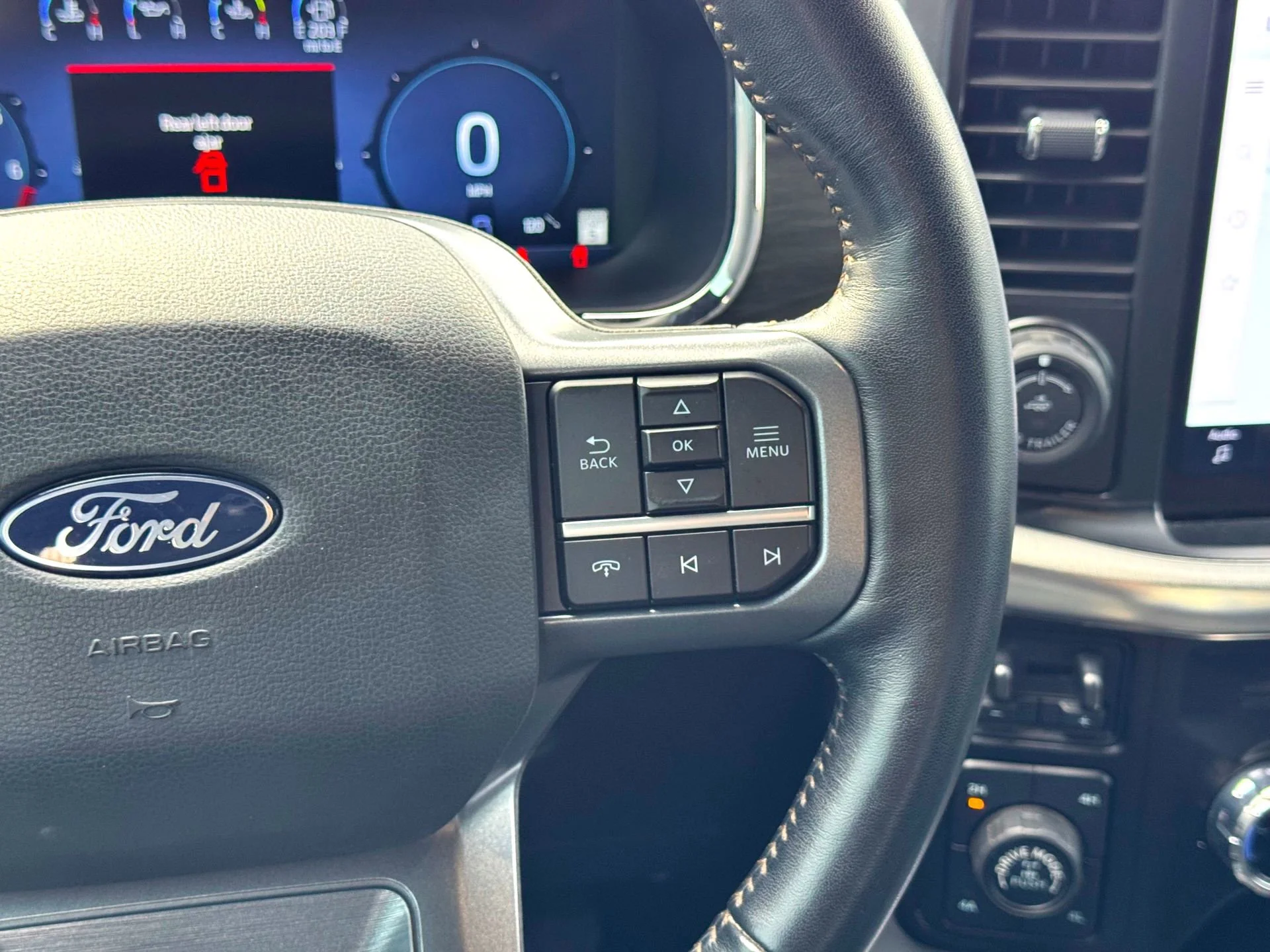 Used 2024  Ford Lariat image 21