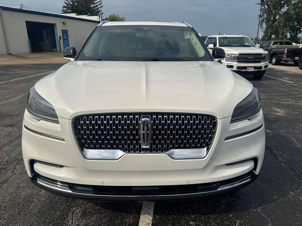Used 2023 White Metallic Lincoln Standard image 9