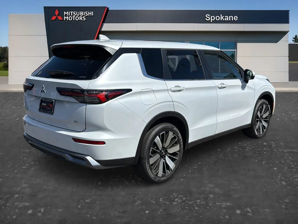 New 2026 White Diamond Mitsubishi LE image 7