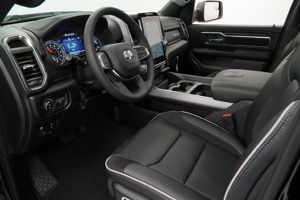 New 2027 Diamond Black Crystal Pearl-Coat Exterior Paint RAM Laramie image 18