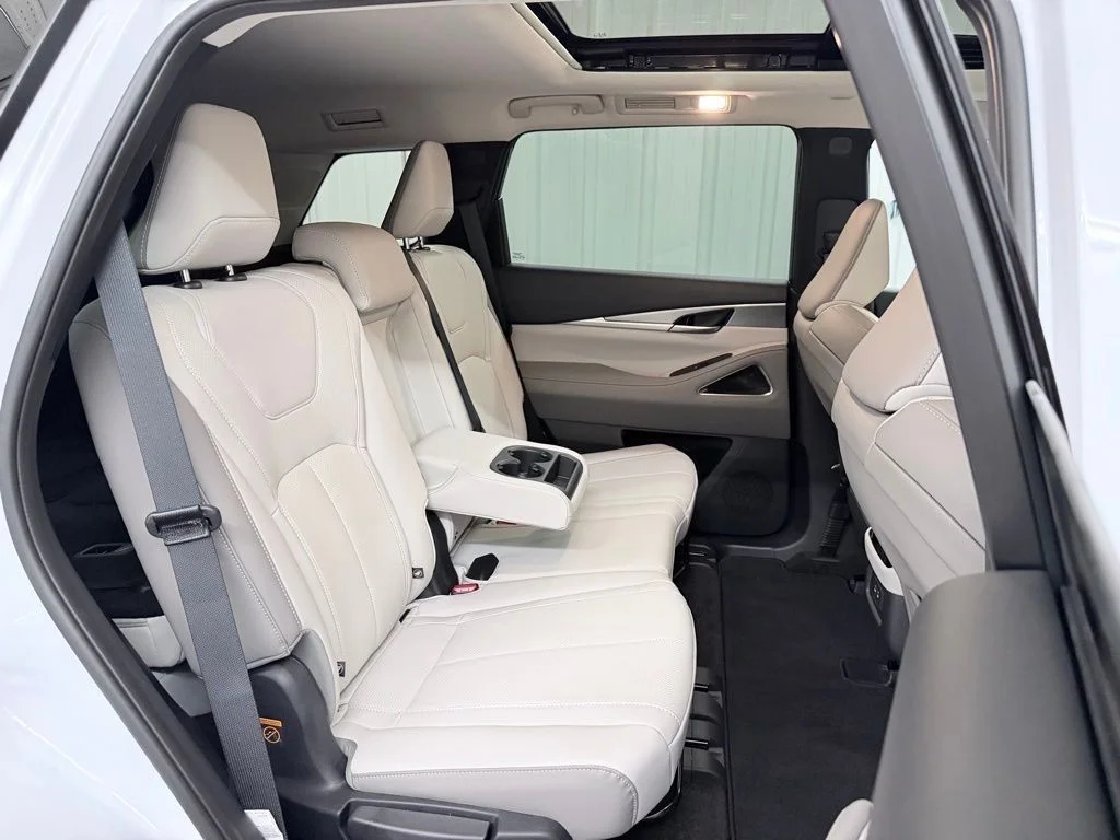 New 2027 RADIANT WHITE INFINITI Luxe FWD image 43