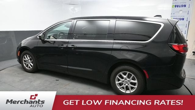 Used 2025 Black Chrysler Select image 6