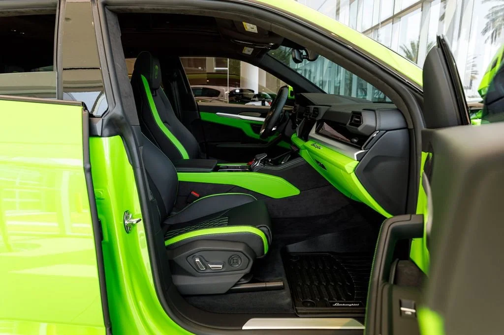 Used 2025 Green Lamborghini SE image 31