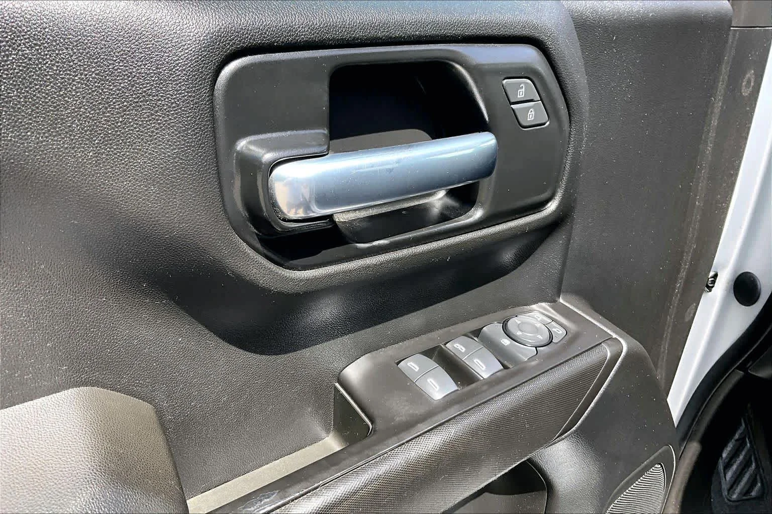 Used 2021 Silver Ice Metallic Chevrolet Custom image 31