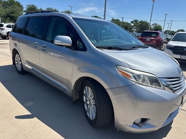 2017 Toyota Sienna Limited V6 7-Passenger's photo
