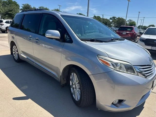 2017 Toyota Sienna Limited V6 7-Passenger's photo