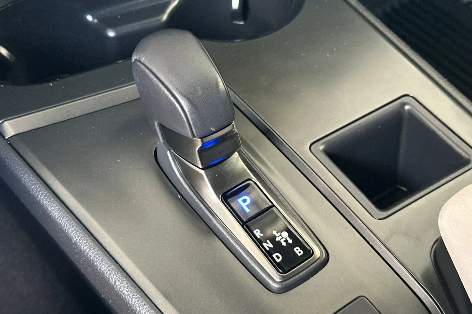 2025 Lexus UX Hybrid 300h - Photo 18