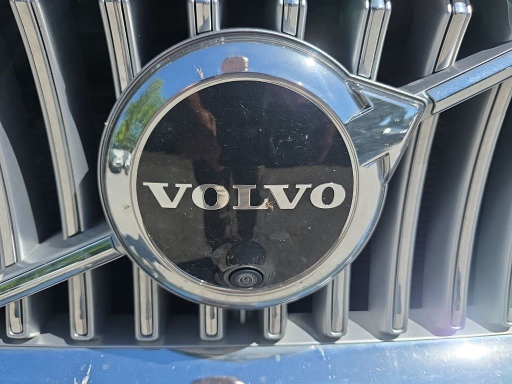 Used 2023 Black Volvo B6 Plus 7-Seater image 27