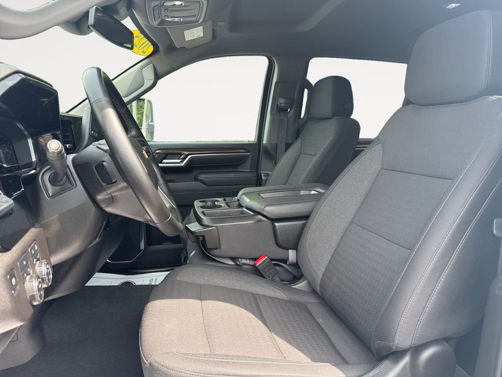 Used 2025 White Chevrolet LT image 9