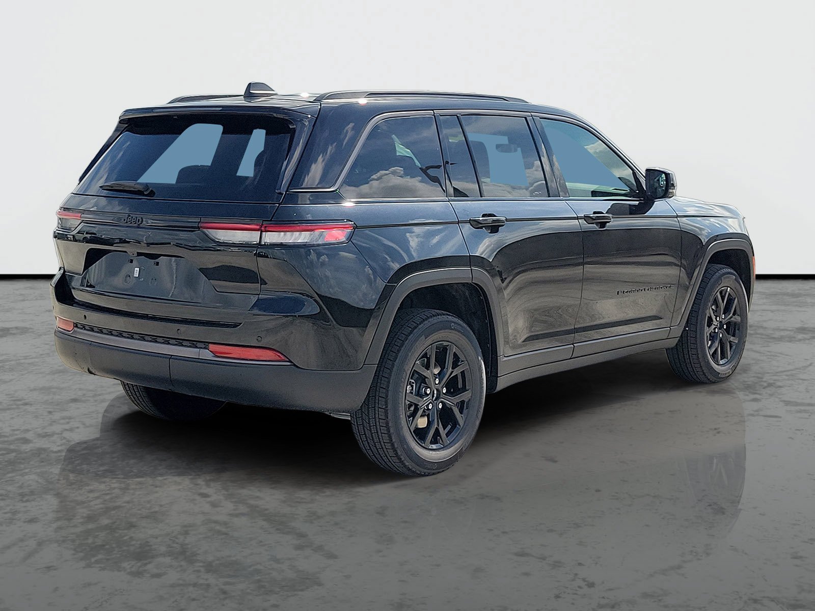 New 2026 Diamond Black Crystal Pearl-Coat Exterior Paint Jeep Laredo Altitude image 1