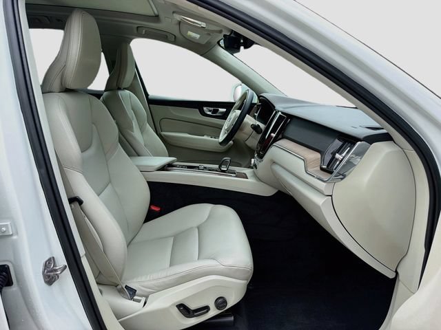 Used 2022 Ice White Volvo Momentum image 15