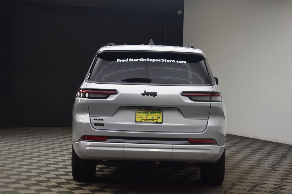New 2026 Silver Zynith Exterior Paint Jeep Limited Reserve image 11