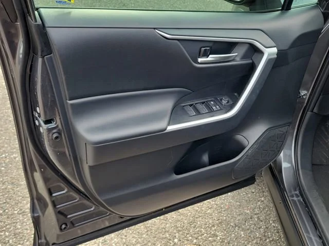 2025 Toyota RAV4 XLE - Photo 20