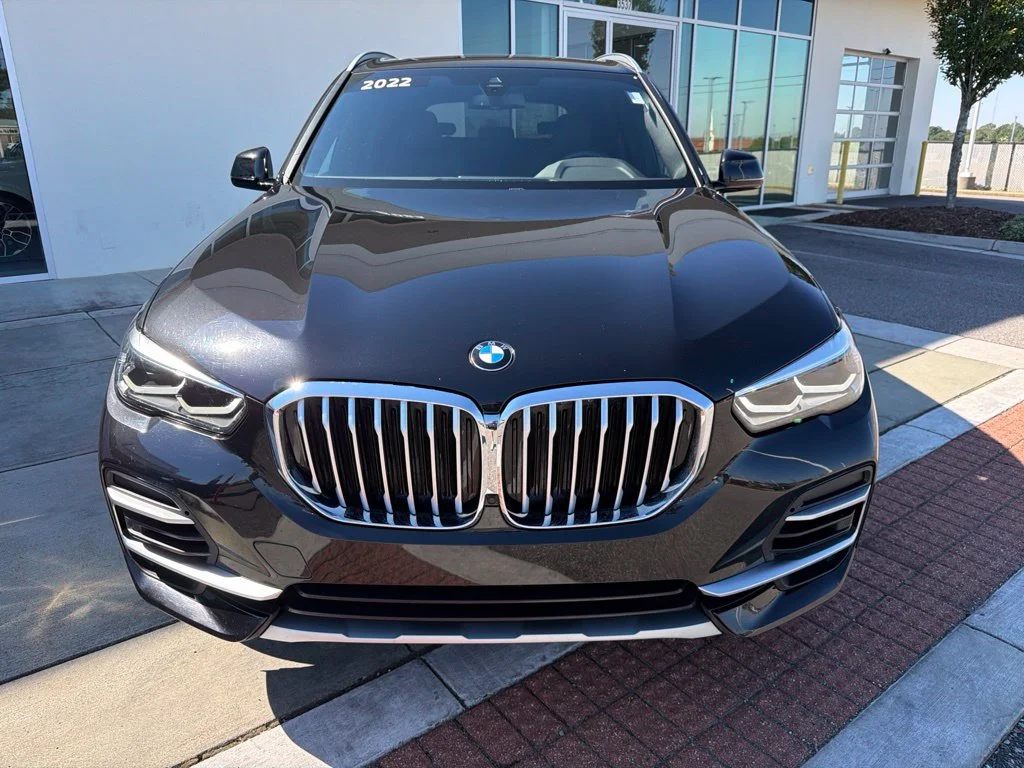 Used 2022 Black Sapphire Metallic BMW sDrive40i image 2