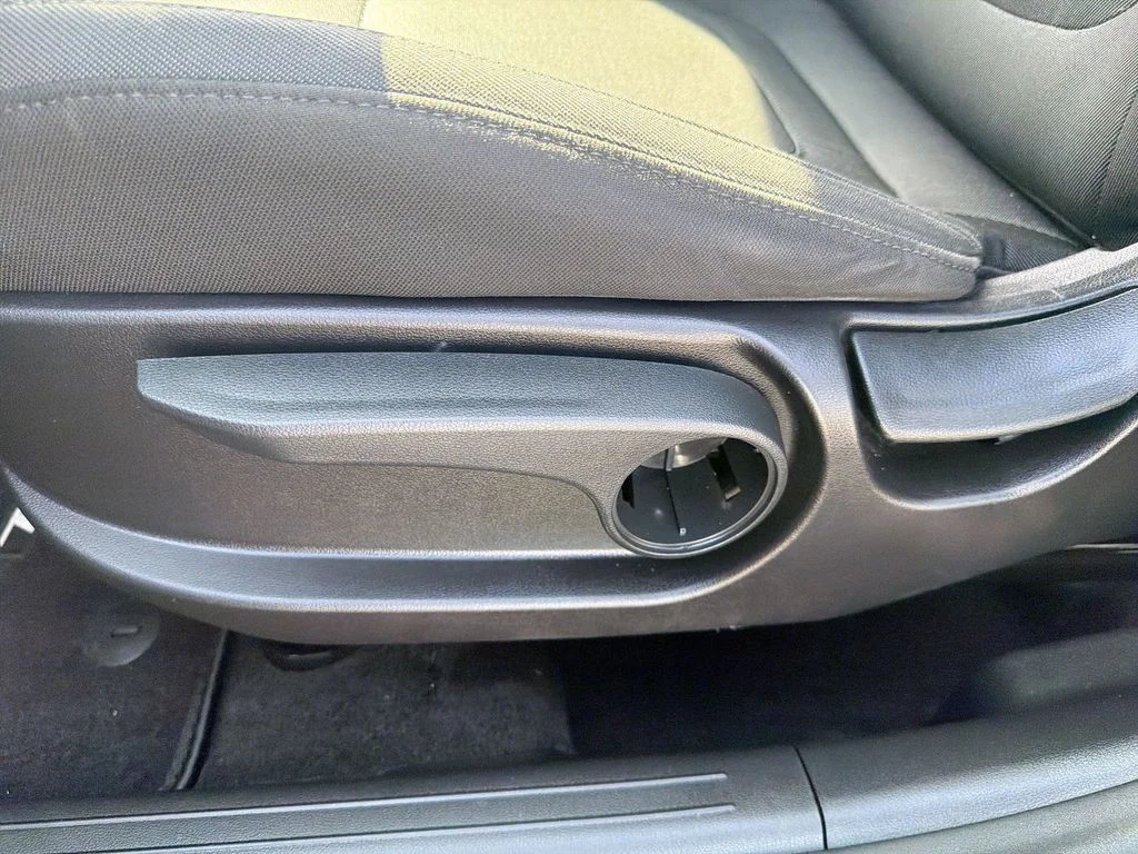 Used 2022 Gray Hyundai SE image 6