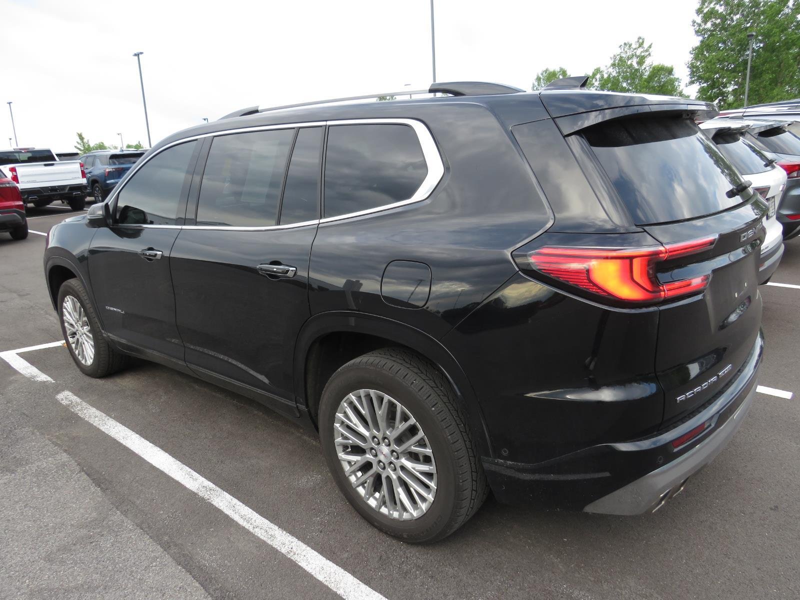 Used 2024 EBONY TWILIGHT METALLIC GMC  image 10