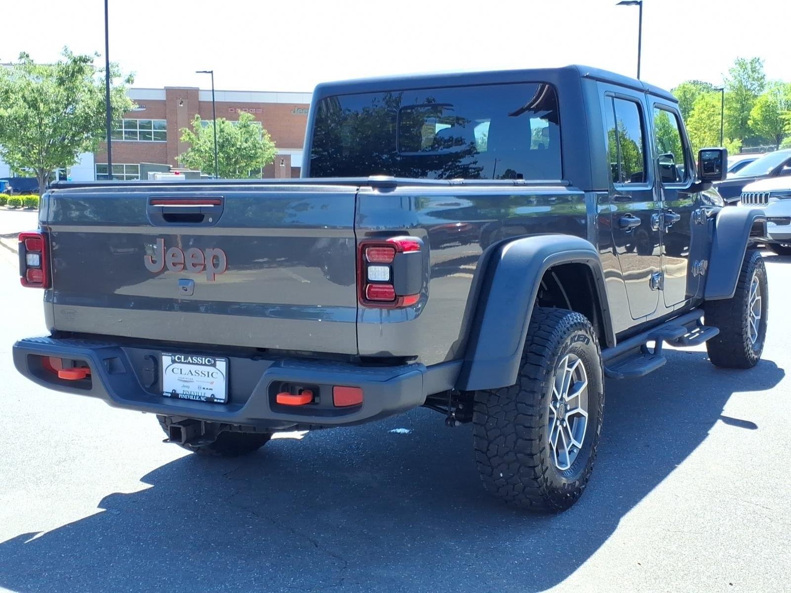 Used 2025 Granite Crystal Metallic Clearcoat Jeep Mojave image 2