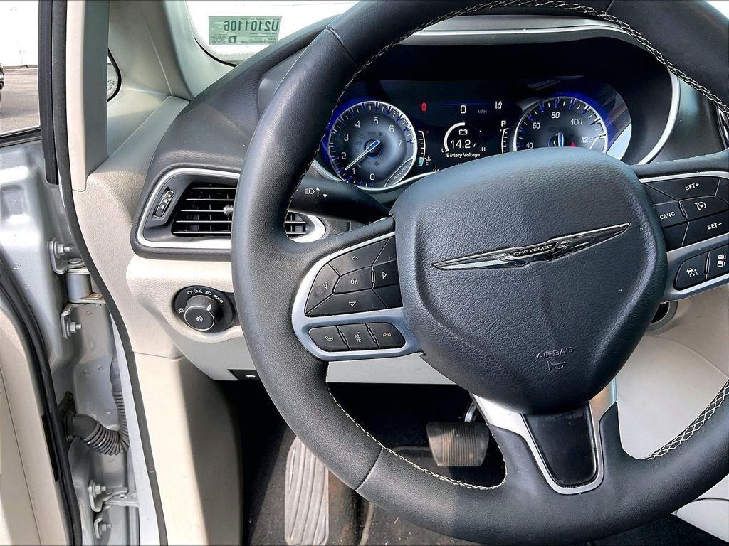 Used 2024 Silver Mist Clearcoat Chrysler Touring L image 23