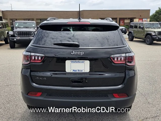 New 2026 Diamond Black Crystal Pearlcoat Jeep Latitude image 10