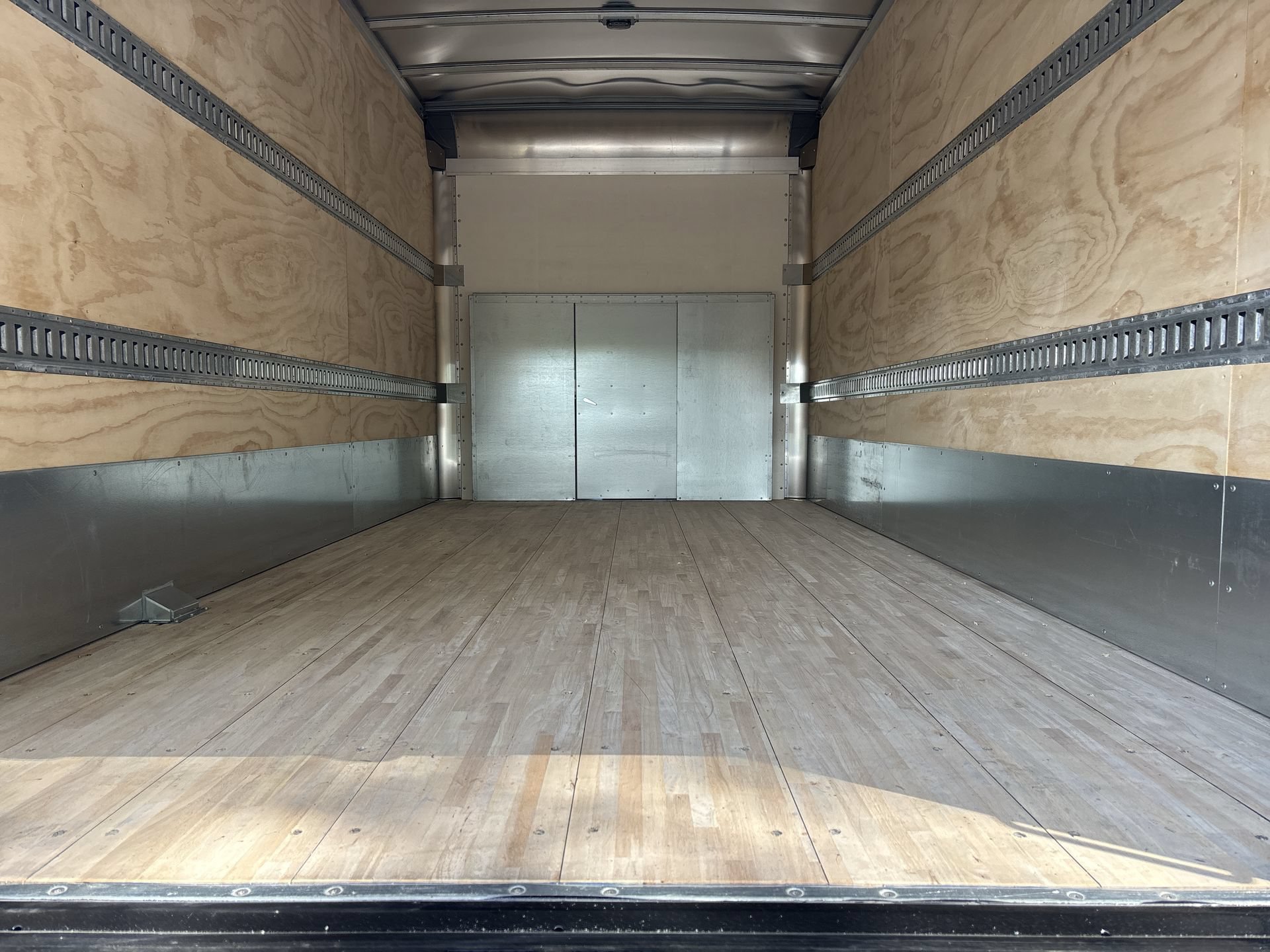 New 2027 Oxford White Ford E-450 DRW image 23