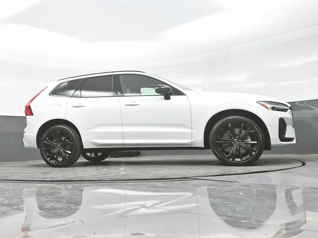 New 2026 Crystal White Volvo T8 Ultra Black Edition image 28