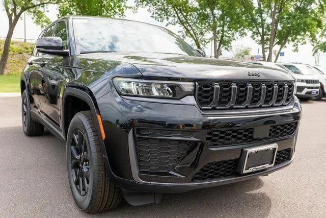 New 2026 Diamond Black Crystal Pearlcoat Jeep Laredo image 4
