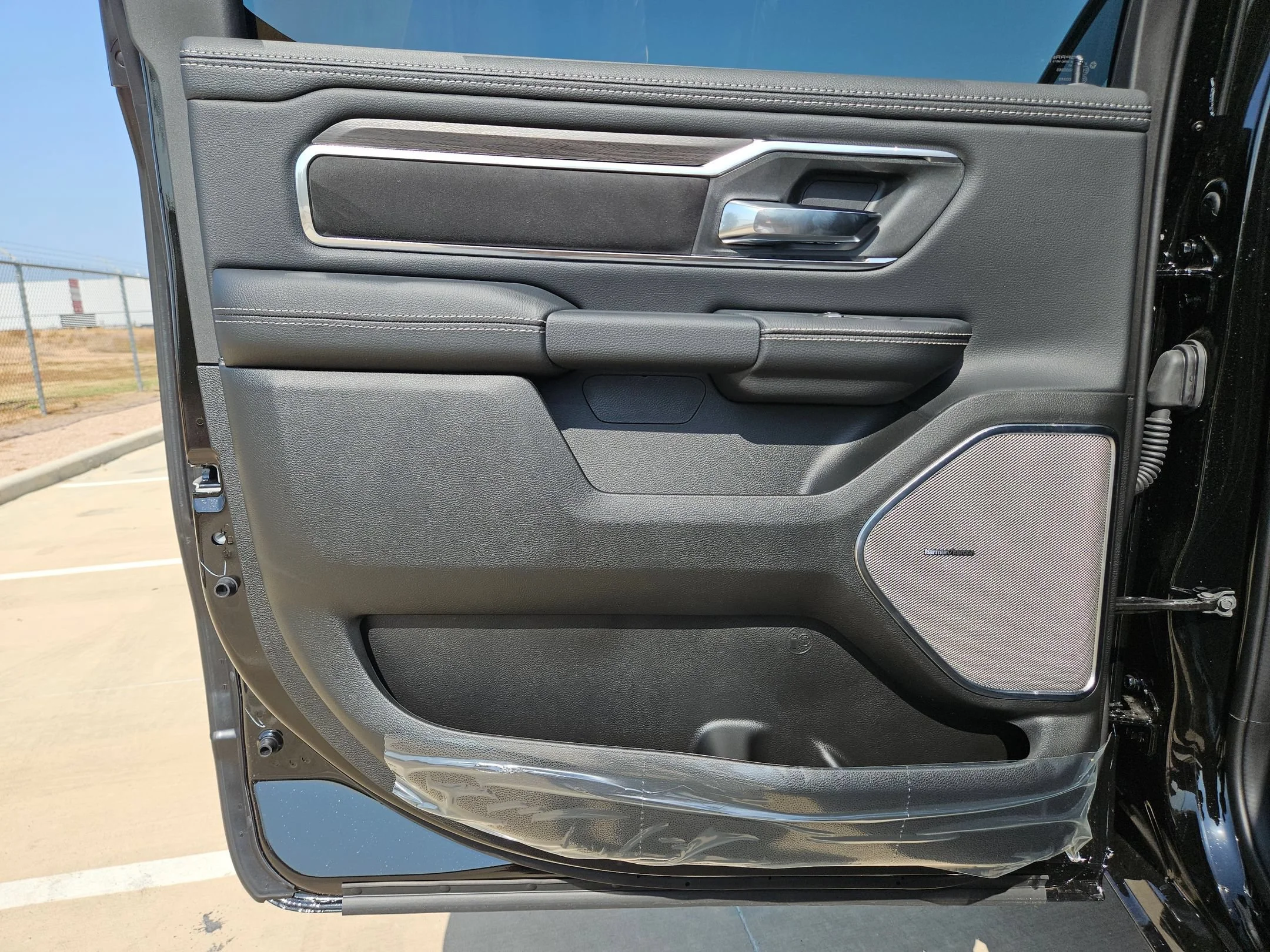 New 2027 Diamond Black Crystal Pearl-Coat Exterior Paint RAM Laramie image 14
