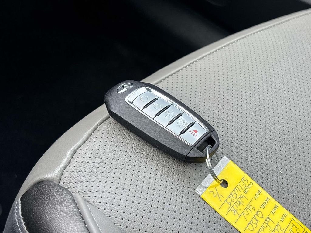 Certified Used 2025 White INFINITI LUXE image 30