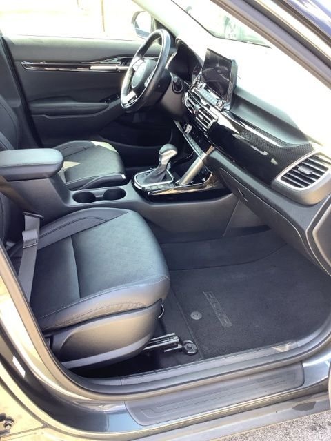 Used 2022 Black Kia EX image 25